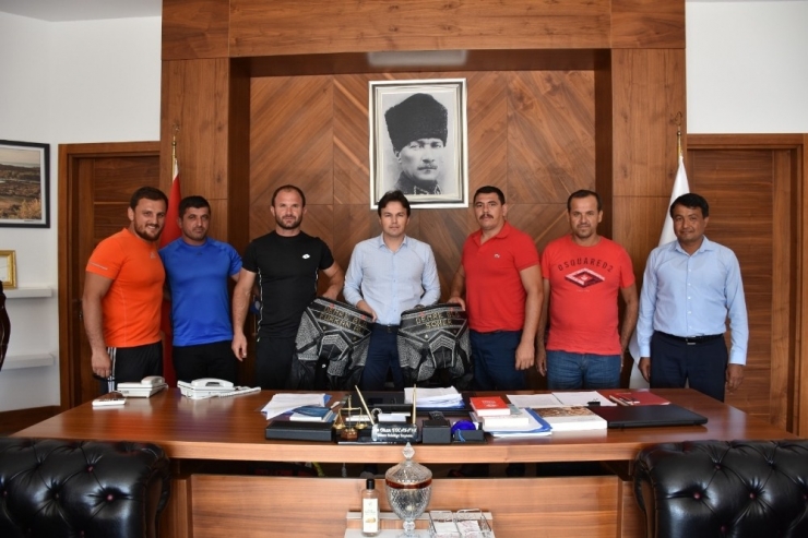 Demre’li Pehlivanlar Elmalı Yolcusu