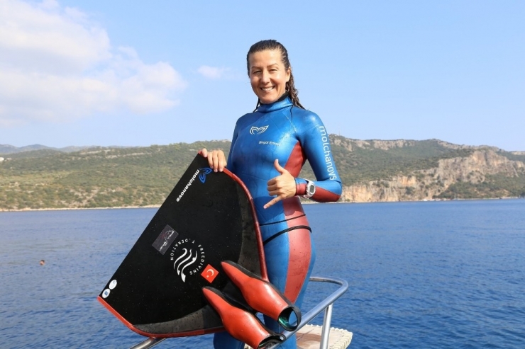 Milli Sporcu Erken, Kaş’ta Sivas Kongresi İçin Daldı