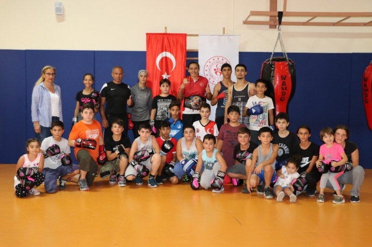 Milli Boksör Elif Güneri’nin Gözü Zirvede