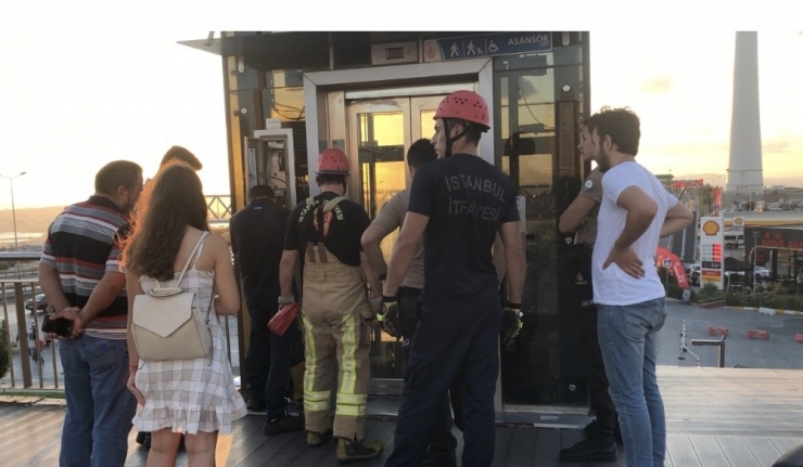 Metrobüs Asansöründe Mahsur Kalan Bebekli Çift Zor Anlar Yaşadı