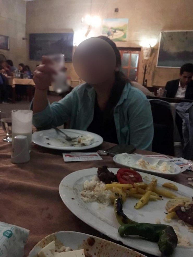 2,5 Yaşındaki Çocuğu İçki Masasına Oturtup, Rakı İçirdiler