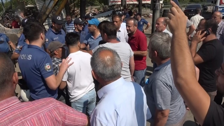 Minibüsçüler Tuvalet İçin Ayaklandı...kepçe Kazmayı Vurdu Olaylar Çıktı