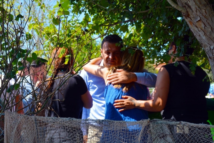 Silahlı Kavgada Ölen Kadın Gözyaşlarıyla Uğurlandı