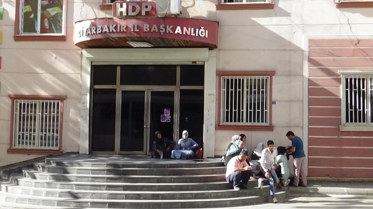 Çocukları Dağa Kaçırılan Ailelerin Hdp Önündeki Eylemi 2. Gününde