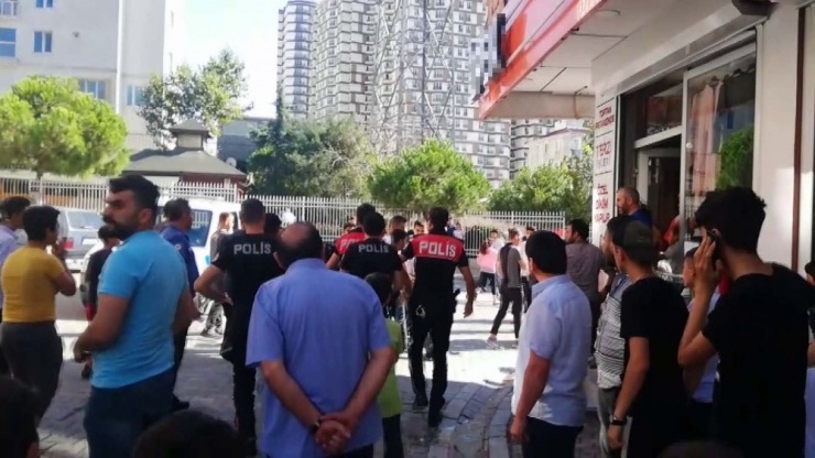 Esenyurt’ta Komşular Birbirine Girdi, Genç Kız Bıçakla Yaralandı