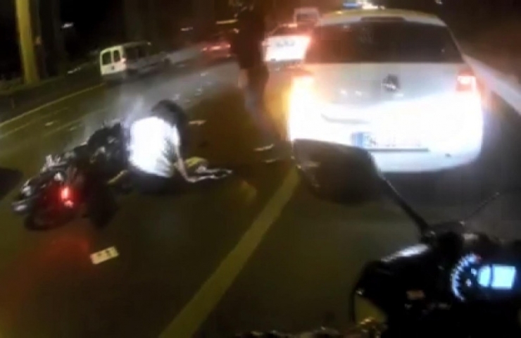 Motosikletle Şov Yapan Gencin “Yanlama” Kazası Kamerada