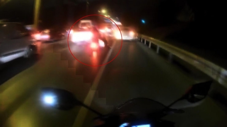 Motosikletle Şov Yapan Gencin “Yanlama” Kazası Kamerada