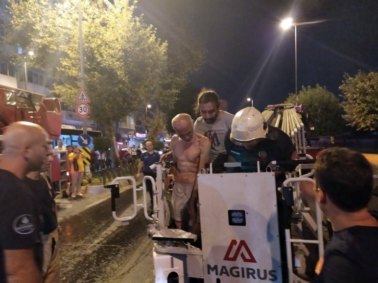 İstanbul’da Stadın Aydınlatma Direğinde İntihar Girişimi