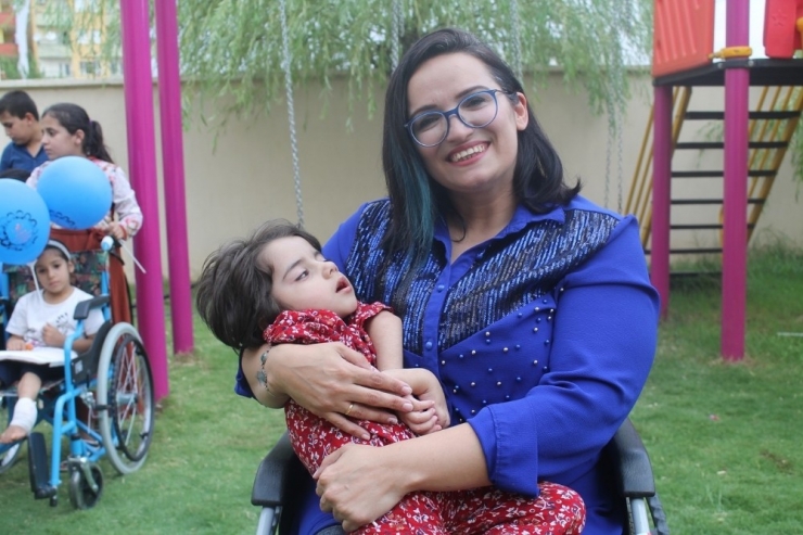 El Emeği Ürünleri Satarak 72 Engelli Vatandaşa Sandalye Hediye Etti