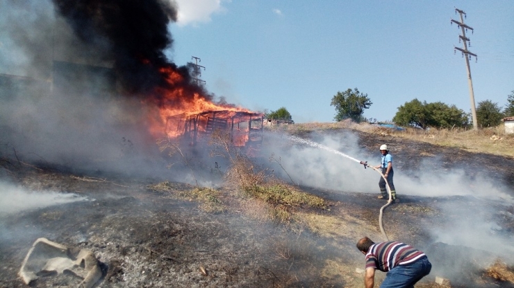 İlçeyi Duman Bulutu Sardı, Vatandaşlar Merakla İzledi