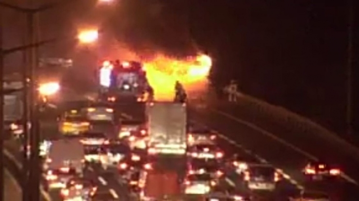 Ümraniye’de Özel Halk Otobüsü Alev Alev Yandı