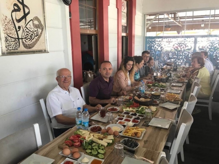 Burhaniye’de Eğitime Destek ‘Kahvaltısı