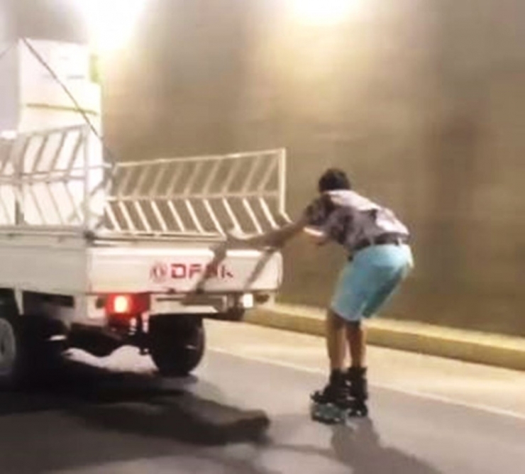 Kamyonetin Arkasına Tutunan Patenli Gencin Tehlikeli Yolculuğu Kamerada