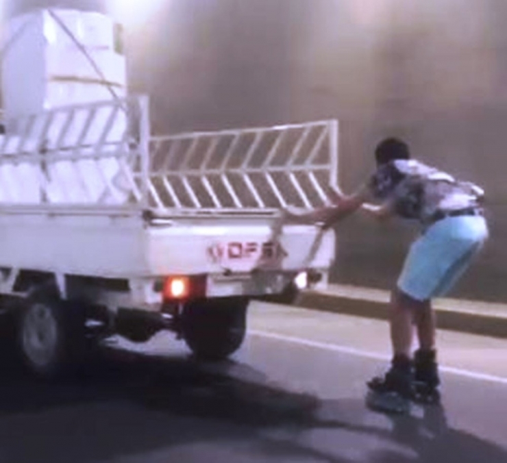 Kamyonetin Arkasına Tutunan Patenli Gencin Tehlikeli Yolculuğu Kamerada