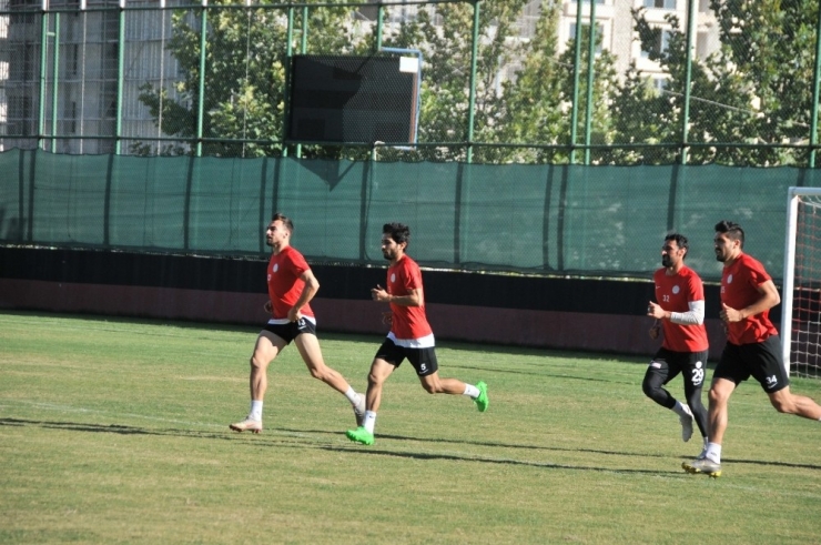 Karaköprü Belediyespor Hazırlıklarını Sürdürüyor