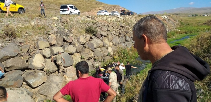 Kars’ta Otomobil Dereye Uçtu: 2 Yaralı