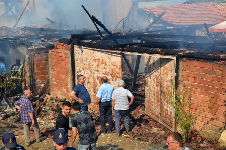 Taşköprü’de Yangın: 2 Ev Kül Oldu