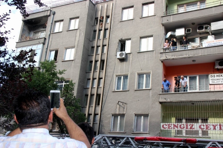 8. Katın Penceresine Çıkan Kadın Yürekleri Ağza Getirdi