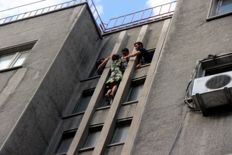 8. Katın Penceresine Çıkan Kadın Yürekleri Ağza Getirdi