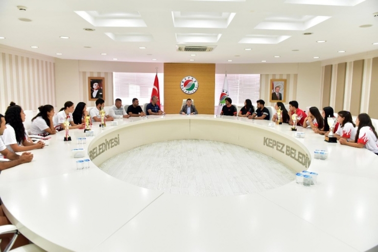 Tütüncü,genç Güreşçileri Ağırladı