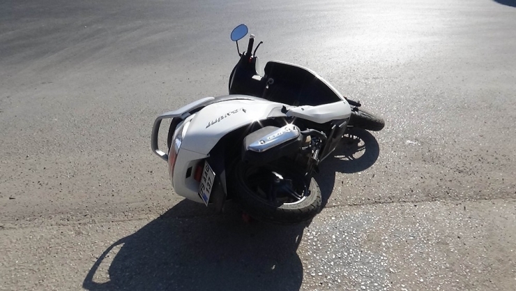 Ani Fren Yapan Motosiklet Devrildi: 3 Yaralı