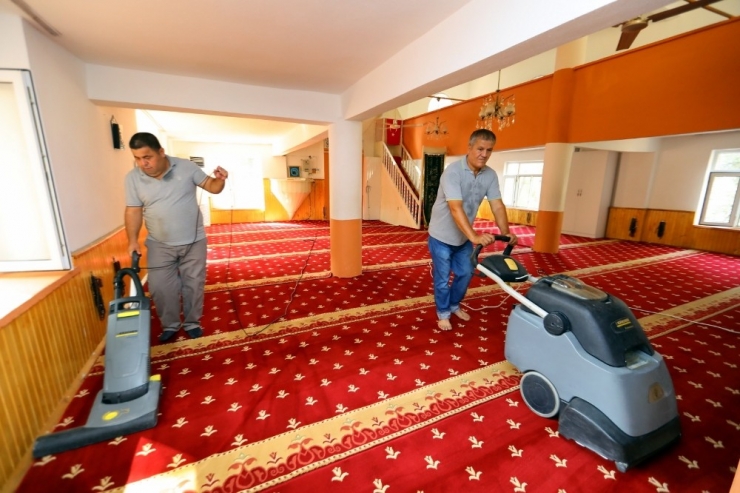 Manavgat Belediyesi’nden Camilerde Temizlik