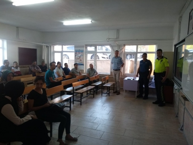 Öğretmenlere Trafik Semineri Verildi