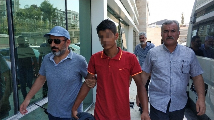17 Yaşındaki Genci Bıçaklayarak Öldüren Zanlı Adliyeye Sevk Edildi