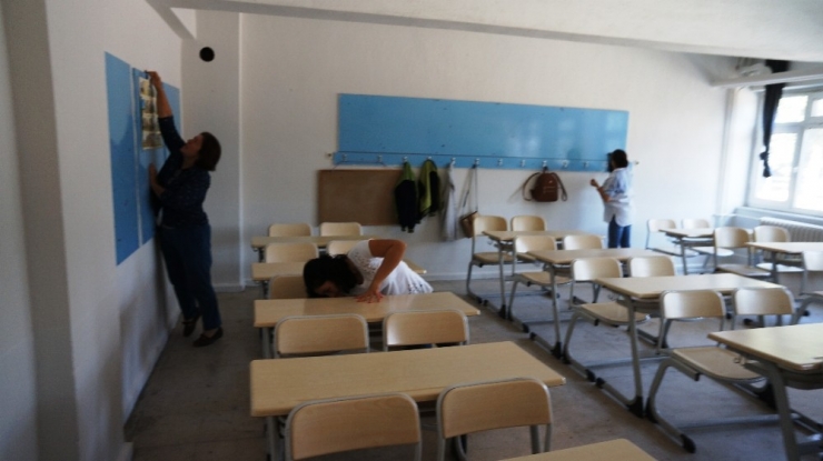 Okula Kadın Müdürün Eli Değdi