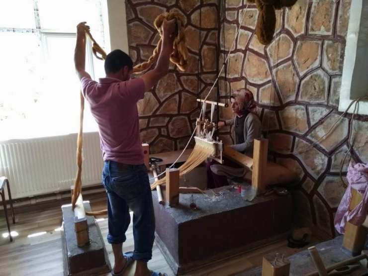 Siirt’te Yöre Halkı Hem Meslek Öğreniyor Hem De Para Kazanıyor