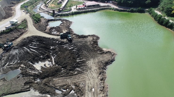 Bu Gölden Ayda Yaklaşık 600 Kamyon Balçık Çıkarılıyor