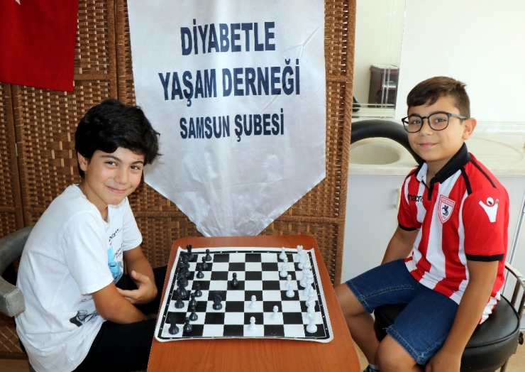 Diyabetli Çocuklar Yüzerek Şekeri Yenmeye Çalışıyor