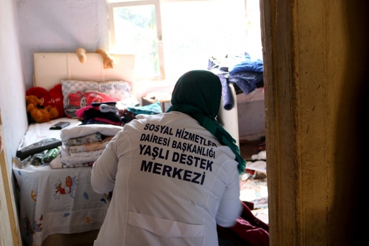 Annelerinin Bırakıp Gittiği, Babalarının İlgilenmediği 3 Çocuğun Kaldığı Ev Ekiplerce Temizlendi