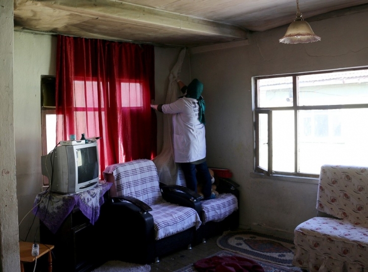 Annelerinin Bırakıp Gittiği, Babalarının İlgilenmediği 3 Çocuğun Kaldığı Ev Ekiplerce Temizlendi