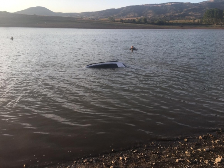 Park Halindeki Cip Gölete Düştü