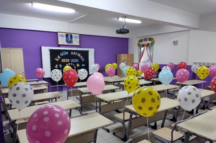 Öğretmenlerden Öğrencilere İlk Gün Sürprizi
