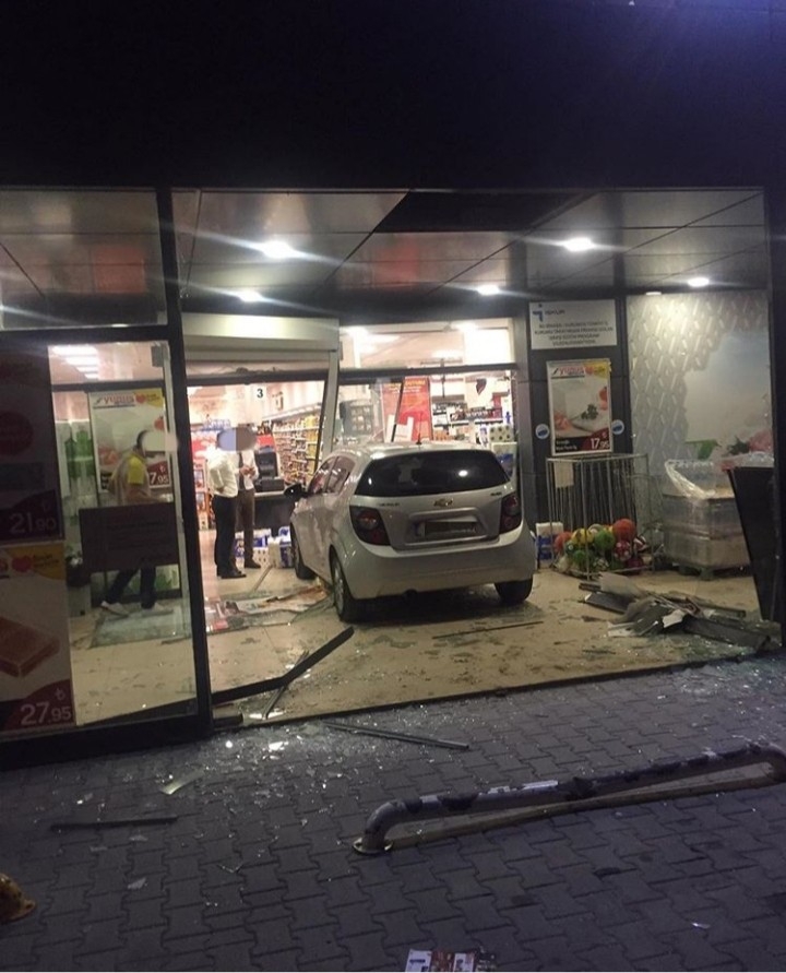 3 Yaşındaki Çocuğun Çalıştırdığı Araç Markete Daldı