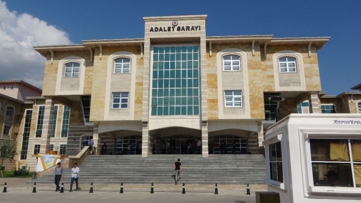 Çocuklarına İçki İçiren Anne Ve Baba Adliyeye Sevk Edildi