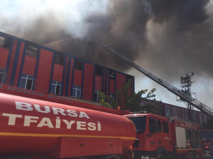 Bacası Tutuşan Fabrikada Yangın Devam Ediyor