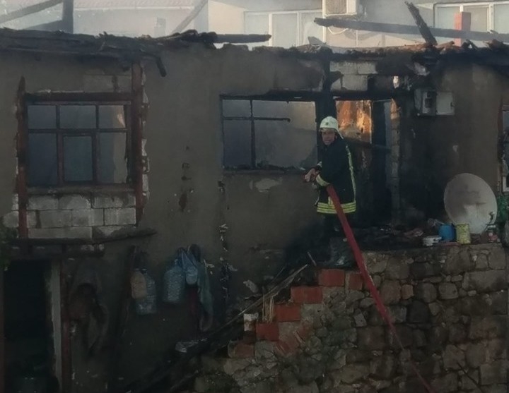 Çanakkale’de Ahşap Ev Alev Alev Yandı