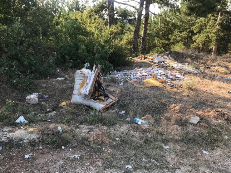 Pelitözü Göleti Ve Gölete Giden Yollar Pislikten Geçilmiyor