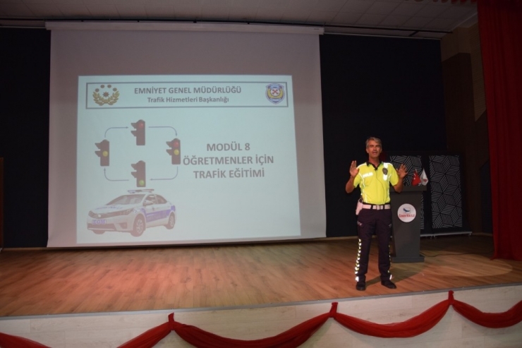 Öğretmenlere Trafik Eğitimi Verildi