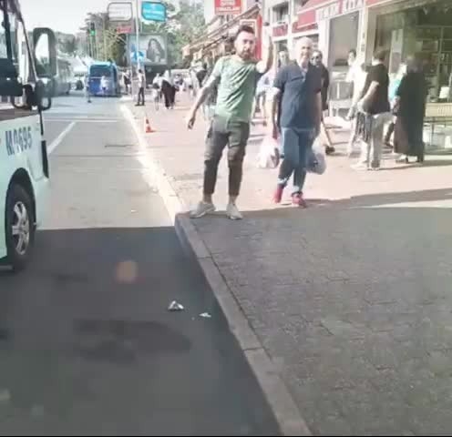 Kadıköy’de Minibüs Şoförünün Trafikte Terör Estirdiği Anlar Kamerada