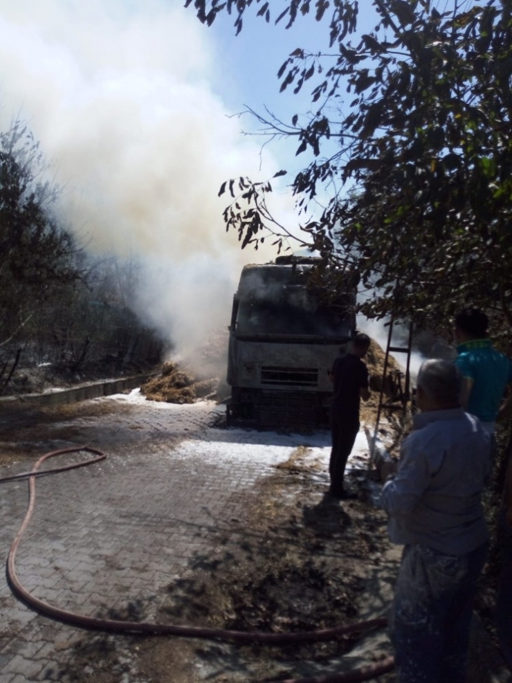 Saman Yüklü Kamyon Alev Alev Yandı