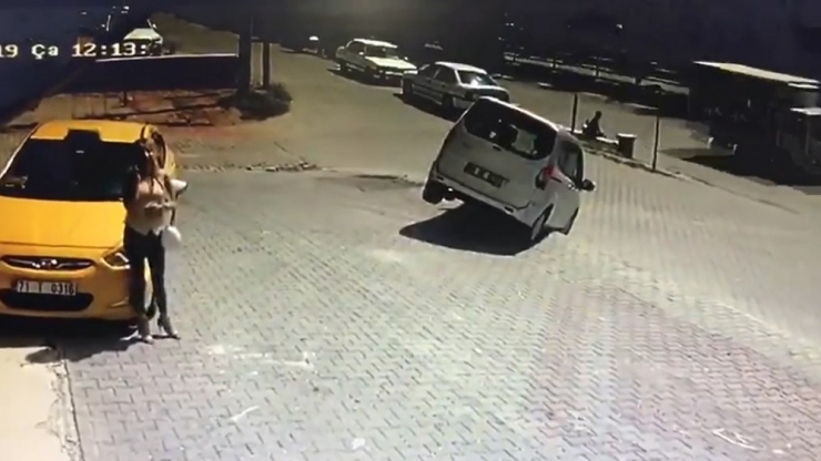 Hafif Ticari Araç Kaldırımda Asılı Kaldı