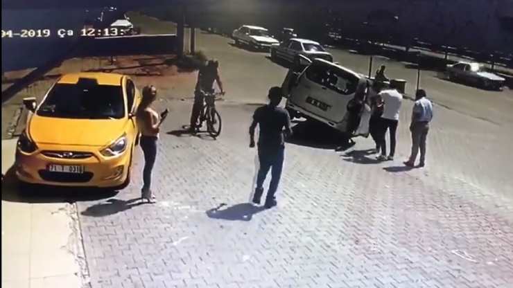 Hafif Ticari Araç Kaldırımda Asılı Kaldı