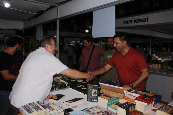 Kuşadası ’Kitap Ve İmza Günleri’ Devam Ediyor