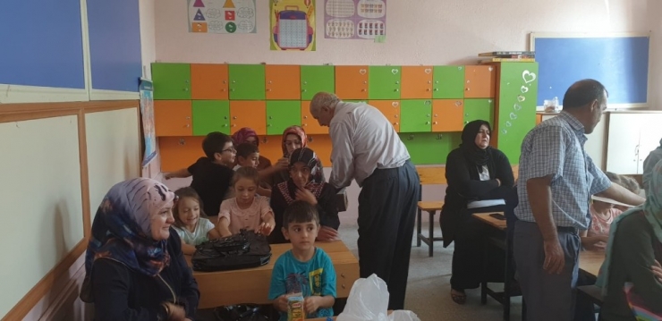 Minik Öğrencileri Palyaço Kılığındaki Öğretmen Karşıladı