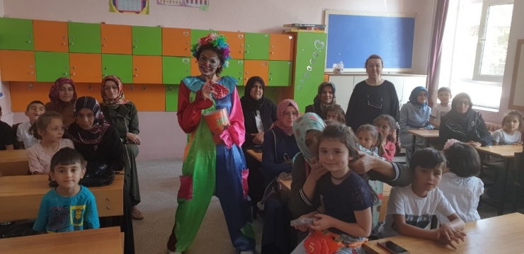 Minik Öğrencileri Palyaço Kılığındaki Öğretmen Karşıladı