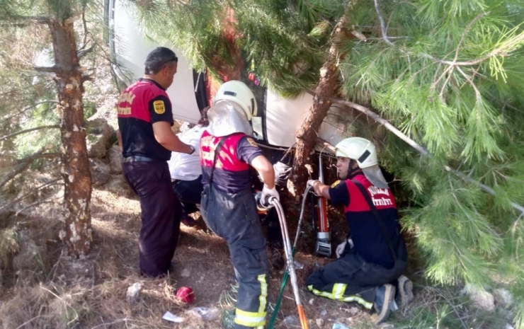 Araçta Sıkışan Sürücüyü İtfaiye Kurtardı